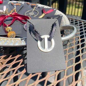 1.OF.1 Abstract Circular Shell Necklace